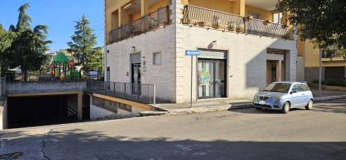 Putignano 2000 Locale Angolare Ideale Per Ufficio, Ottimo Stato.